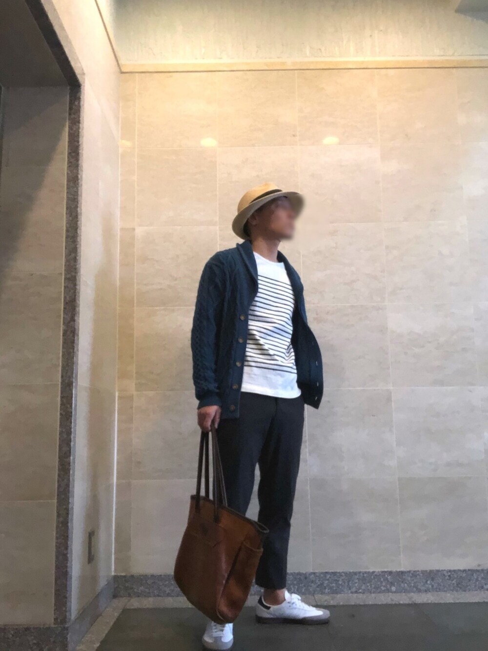 ブルー系のカーディガン/ボレロ、ホワイト系のTシャツ/カットソー、グレー系のその他パンツを着用したメンズの春コーディネートの1枚目の写真