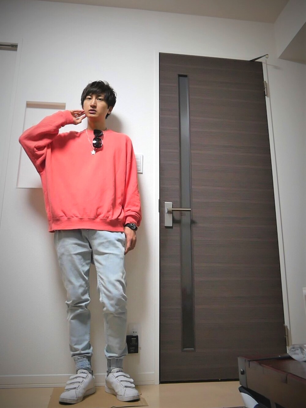 「はるコーデ、ゆるコーデ、デニム、お洒落さんとつながりたい、adidas、BEAUTY&YOUTH UNITED ARROWS、MONKEY TIME、サングラス、オーバーサイズ、スウェット」｜「BEAUTY&YOUTH UNITED ARROWSの【WEB限定】 by ∴ スーパービッグ スウェット -MADE IN JAPAN- ◆（スウェット、オレンジ系）」を使った、うっちーさん（メンズ・171cm）の春コーディネートの1枚目の写真