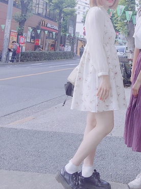 「earth music&ecology（アースミュージックアンドエコロジー）のフィット＆フレアーフラワープリントワンピース（ワンピース、ピンク系）」を使った、佐藤 ナナさん（レディース）の夏コーディネート