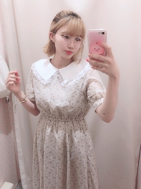 「earth music&ecology（アースミュージックアンドエコロジー）のビック衿つきワンピース（ワンピース、ベージュ系）」を使った、佐藤 ナナさん（レディース）の夏コーディネート