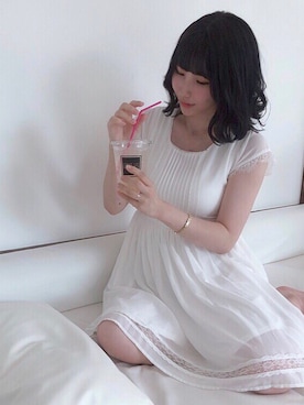 「TITTY&CO.（ティティーアンドコー）のアイテム（ワンピース、ホワイト系）」を使った、佐藤 ナナさん（レディース）の夏コーディネート