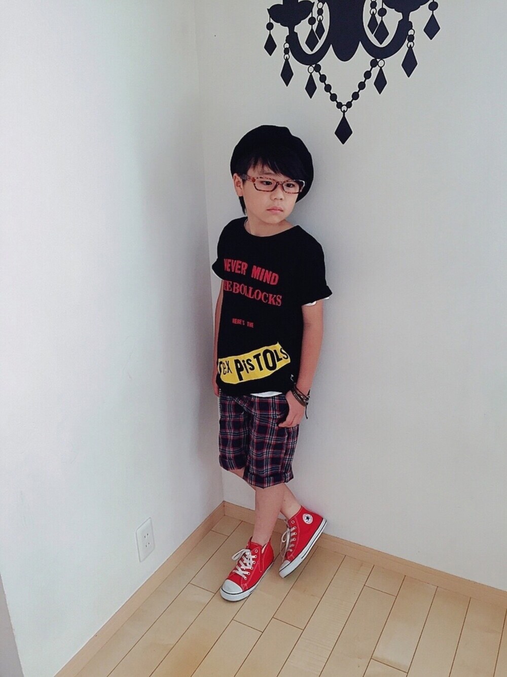 ブラック系のTシャツ/カットソー、ブルー系のその他パンツ、レッド系のスニーカーを着用したキッズの春コーディネートの1枚目の写真