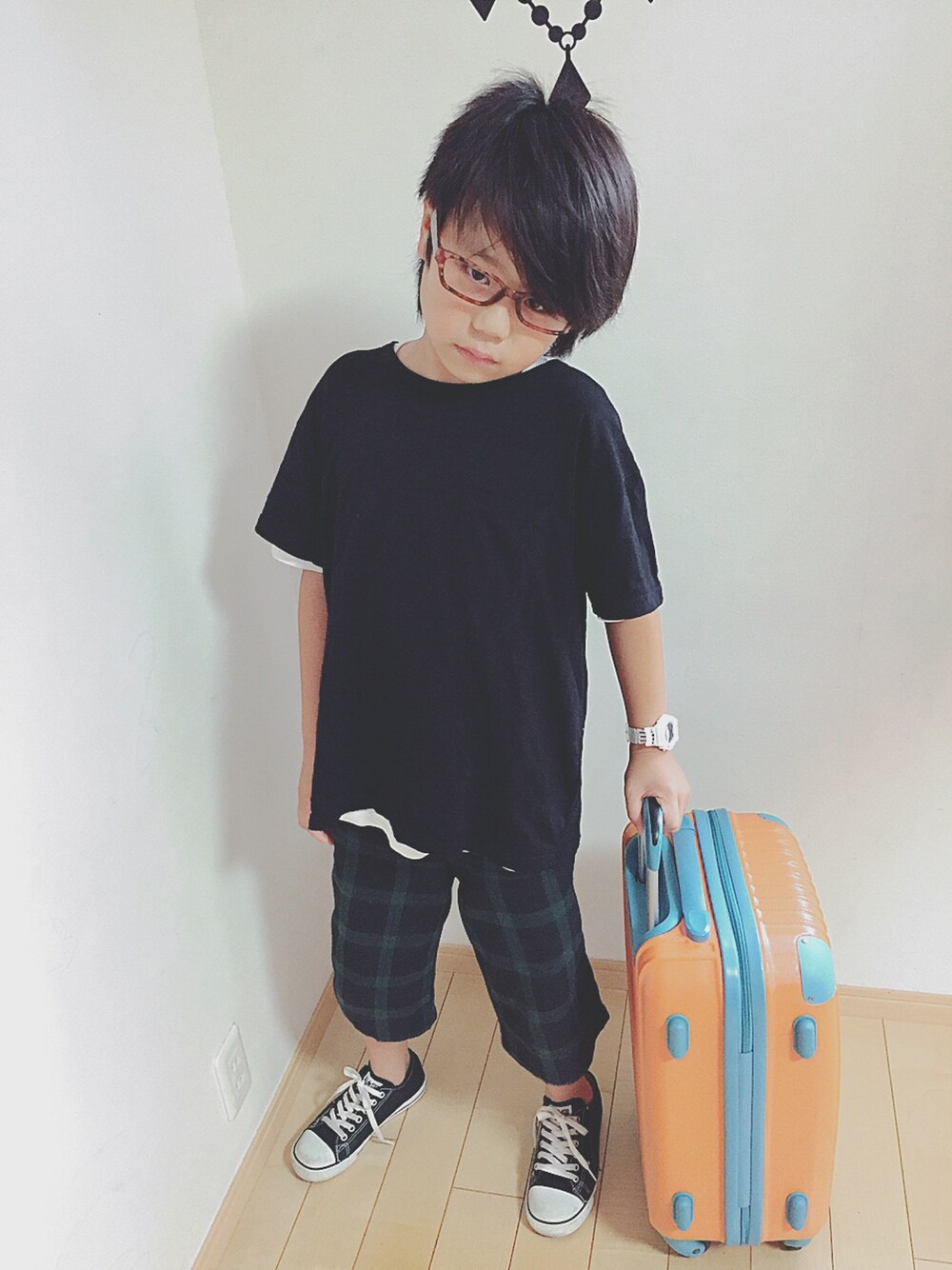 ブラック系のTシャツ/カットソー、グリーン系のその他パンツ、その他のその他を着用したキッズの夏コーディネートの1枚目の写真