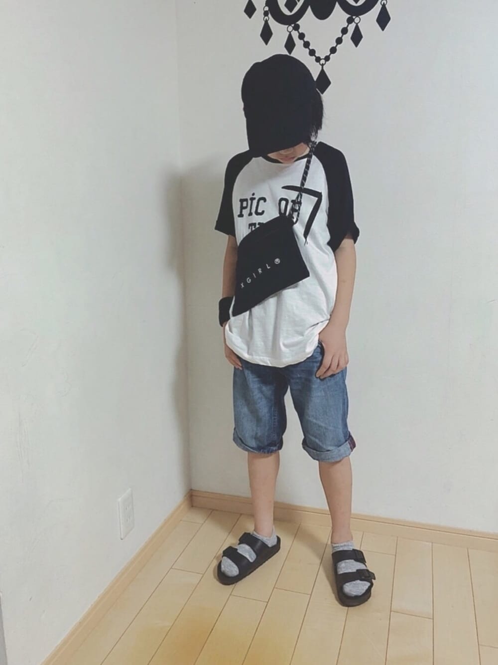 「夏、デニムショートパンツ、ラグランTシャツ、ZARA KIDS、birkenstock、キャップ、サコッシュ、サンダル×靴下、小学生、リストバンド」｜「BIRKENSTOCKのARIZONA/アリゾナ_EVA (WOMEN)（サンダル、ブラック系）」を使った、ma☺︎caさん（キッズ・141cm）の夏コーディネートの1枚目の写真