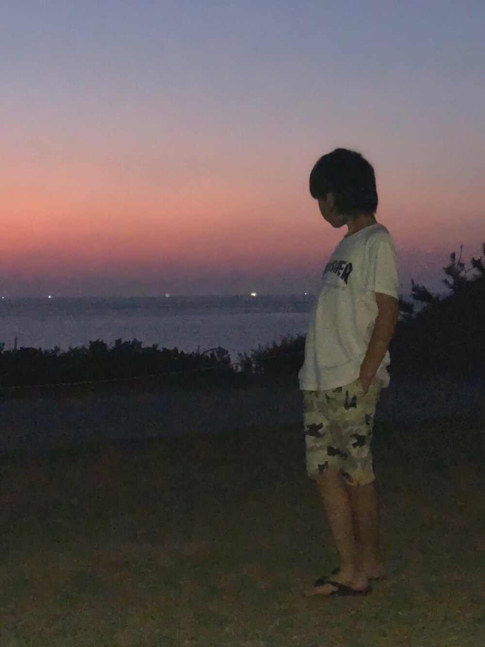 「夏セールで買いました、夏コーデ、サンダル、海コーデ、迷彩パンツ、スラッシャー、XLARGE KIDS、ハワイアナス、小学生」｜「flakeのTHRASHER MUG LOGO S/S T（Tシャツ/カットソー、ホワイト系）」を使った、ma☺︎caさん（キッズ・141cm）の夏コーディネートの1枚目の写真