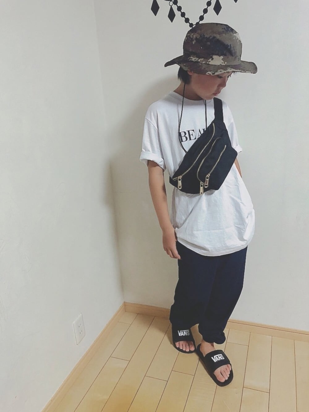 「夏セールで買いました、サンダル、小学生、ビッグT、ウエストポーチ、コロンビア、アウトドアスタイル、サファリハット、シャワーサンダル、ジョガーパンツ」｜「BEAUTY&YOUTH UNITED ARROWSのBY B&Y Tシャツ ◇:（Tシャツ/カットソー、ホワイト系）」を使った、ma☺︎caさん（キッズ・141cm）の夏コーディネートの1枚目の写真