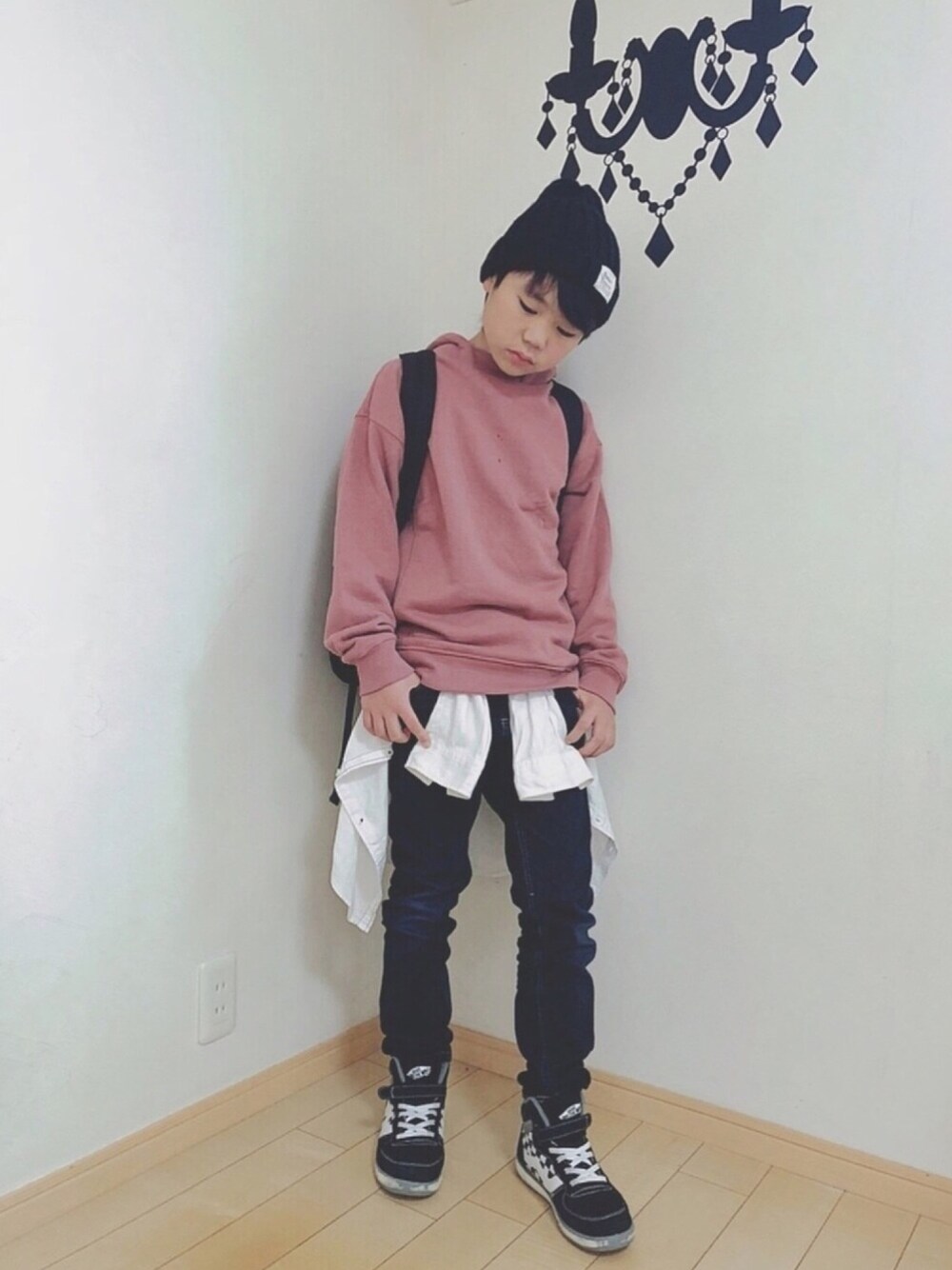 「秋コーデ、パーカー、小学生、くすみピンク、VANS、デニム、スリムフィット、リーバイス511、こしまきスタイル、ニット帽」｜「Levi'sのリーバイスキッズ(R) /511(TM) スリムフィットジーンズ/ダークインディゴブルー/ (身長130-150cm)（デニムパンツ、ブルー系）」を使った、ma☺︎caさん（キッズ・143cm）の秋コーディネートの1枚目の写真