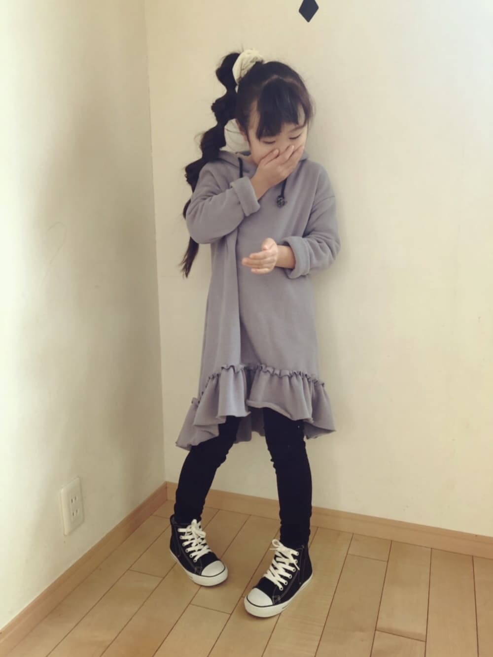 「女の子コーデ、冬コーデ、プチプラ、パーカーワンピース、たまねぎヘアー、フリルワンピース、レギンス、コンバース ハイカット、小学生」｜「Bee des Beeの【裏起毛】裾フレア パーカー ワンピース（ワンピース、ブルー系）」を使った、ma☺︎caさん（キッズ・120cm）の冬コーディネートの1枚目の写真