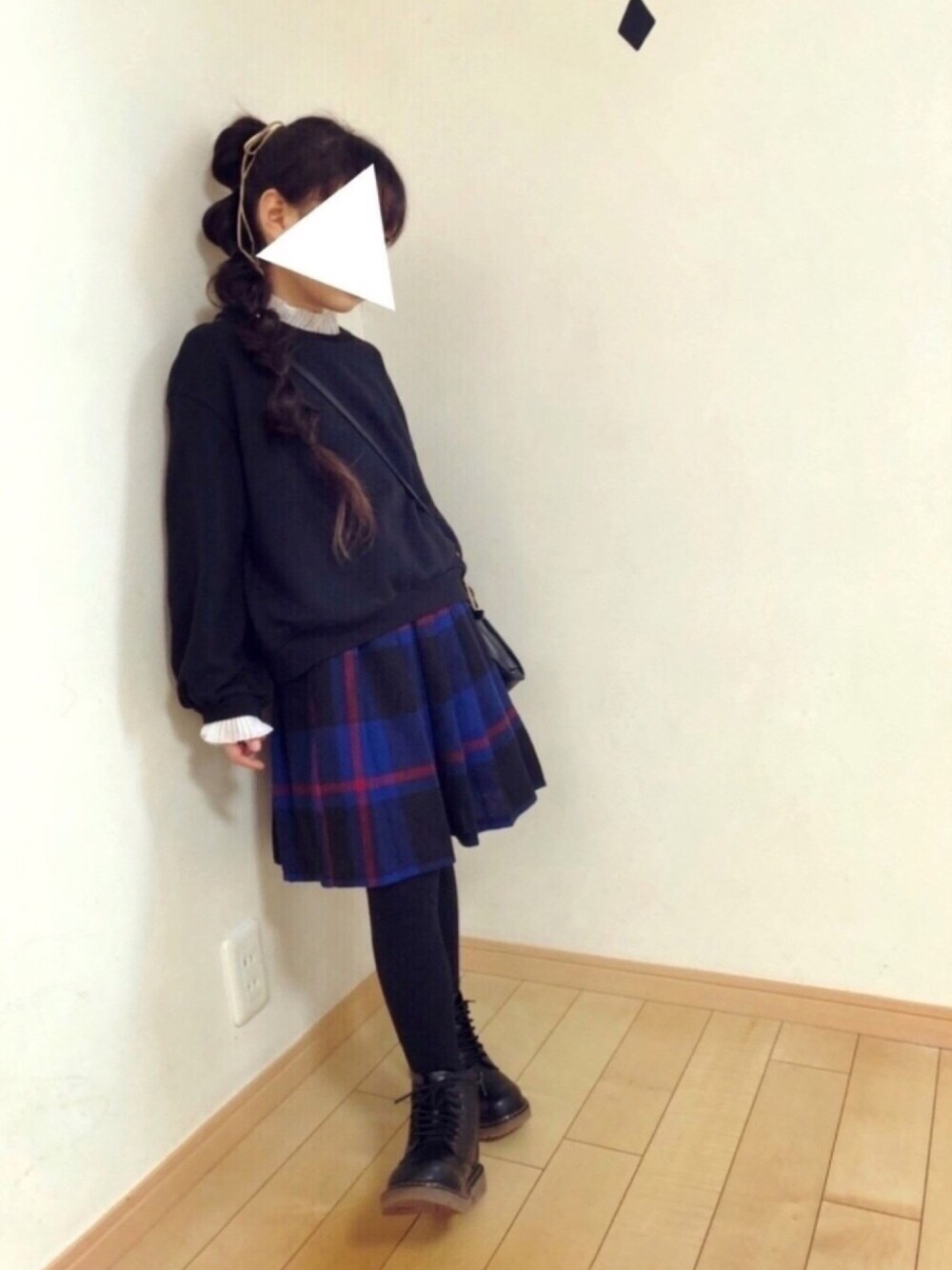 「女の子コーデ、チエックスカート、フリルネック、編み上げブーツ、たまねぎヘアー、小学生、スウェット、ハーフムーンバック、初売りセールで買いました2019」｜「GLOBAL WORKの【キッズ】フリルネックスウェットプルオーバー/805880（スウェット、ブラック系）」を使った、ma☺︎caさん（キッズ・120cm）の冬コーディネートの1枚目の写真