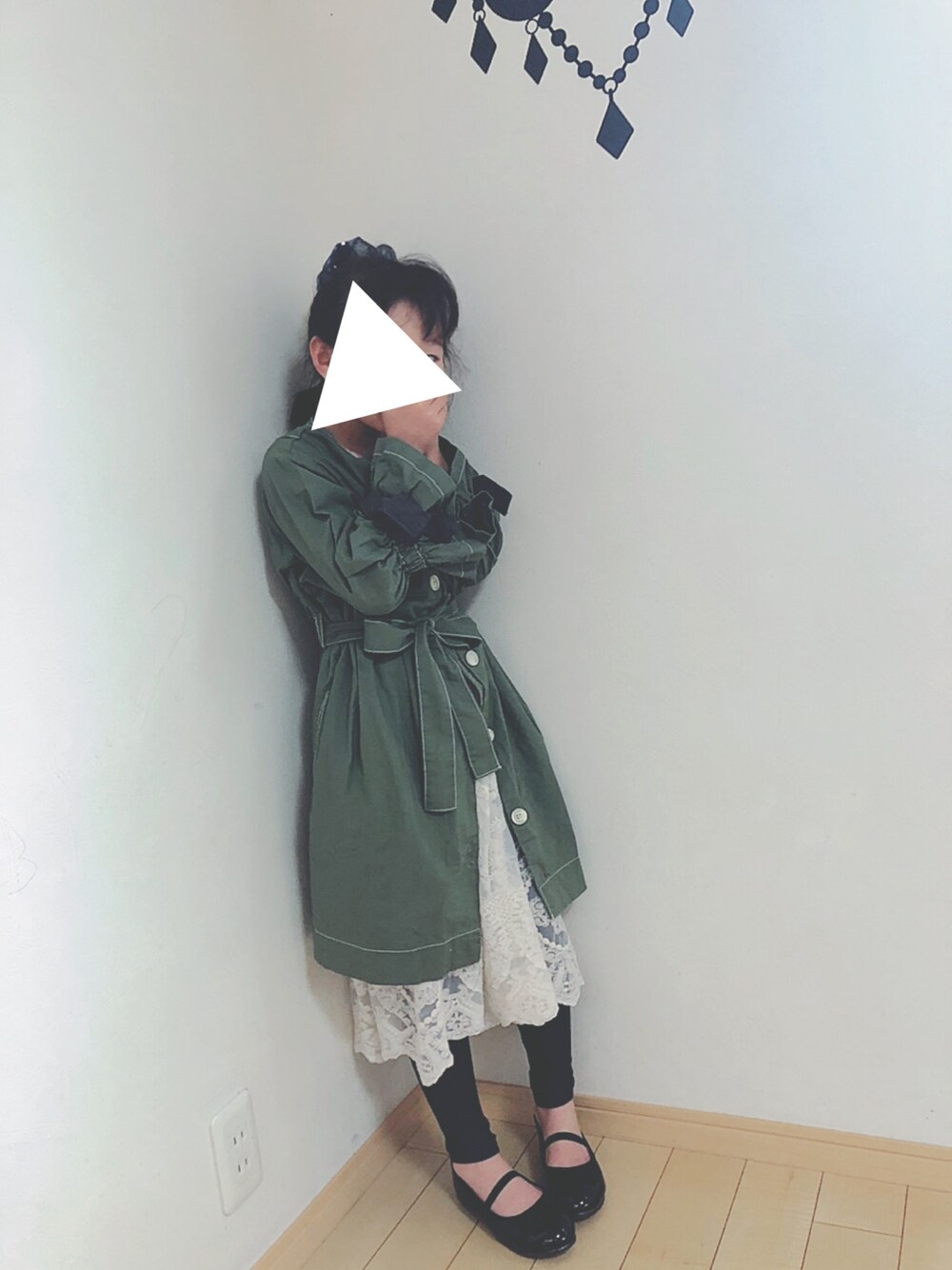 「女の子コーデ、小学生、BREEZE、レーススカート、コートワンピース、カーキ、バレエシューズ、たまねぎヘアー、カーキアウター、bee des bee」｜「Bee des Beeのレギンス付きレーススカート（スカート、ホワイト系）」を使った、ma☺︎caさん（キッズ・121cm）の春コーディネートの1枚目の写真