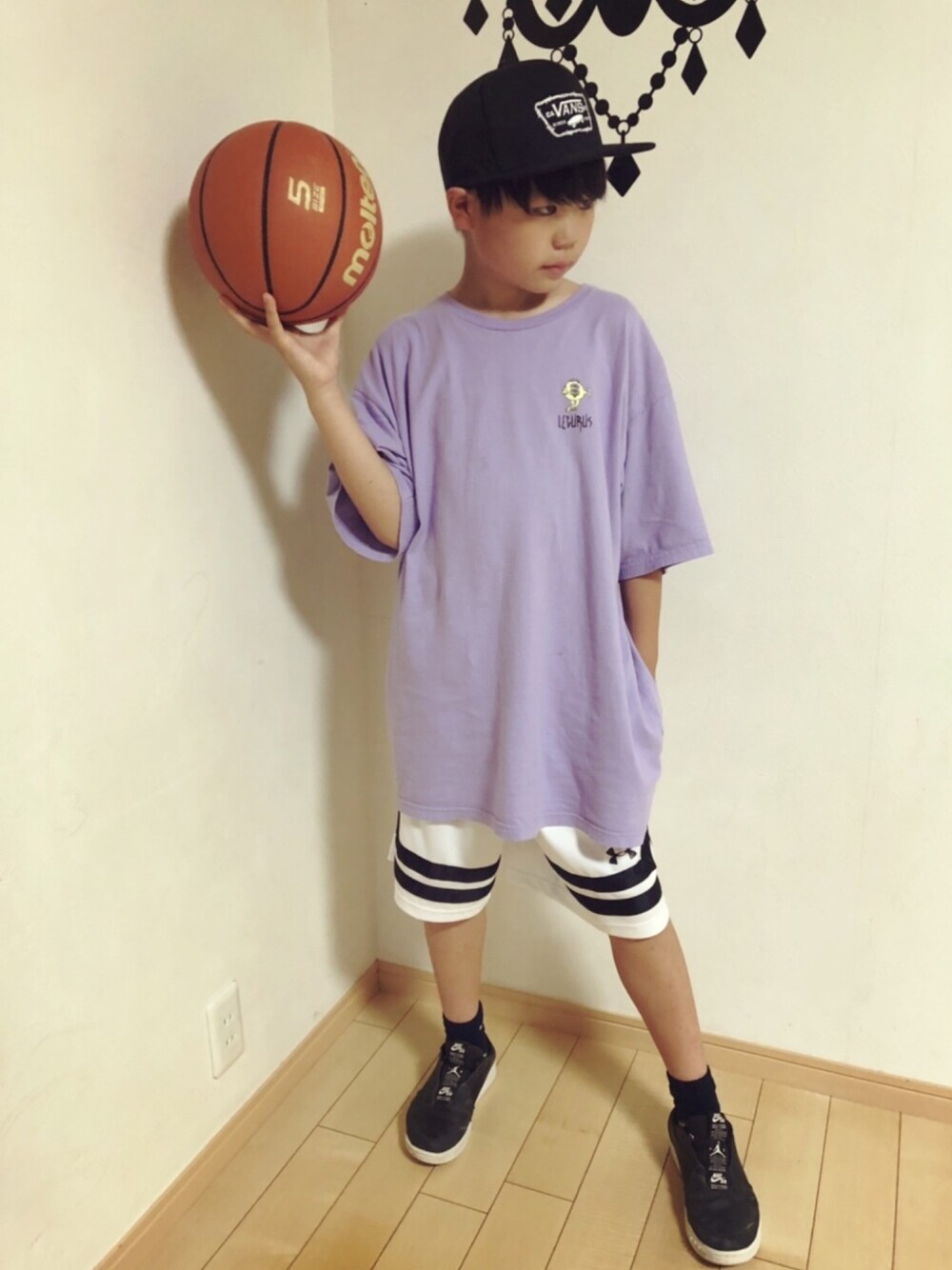 「男の子コーデ、小学生、バスパン、ビッグT、バスケ、スポーツスタイル、キャップ、レグルススタンダード、ナイキ、アンダーアーマー」｜「UNDER ARMOURのメンズ ショートパンツ / ベースライン10インチショーツ（その他パンツ、ホワイト系）」を使った、ma☺︎caさん（キッズ・145cm）の夏コーディネートの1枚目の写真