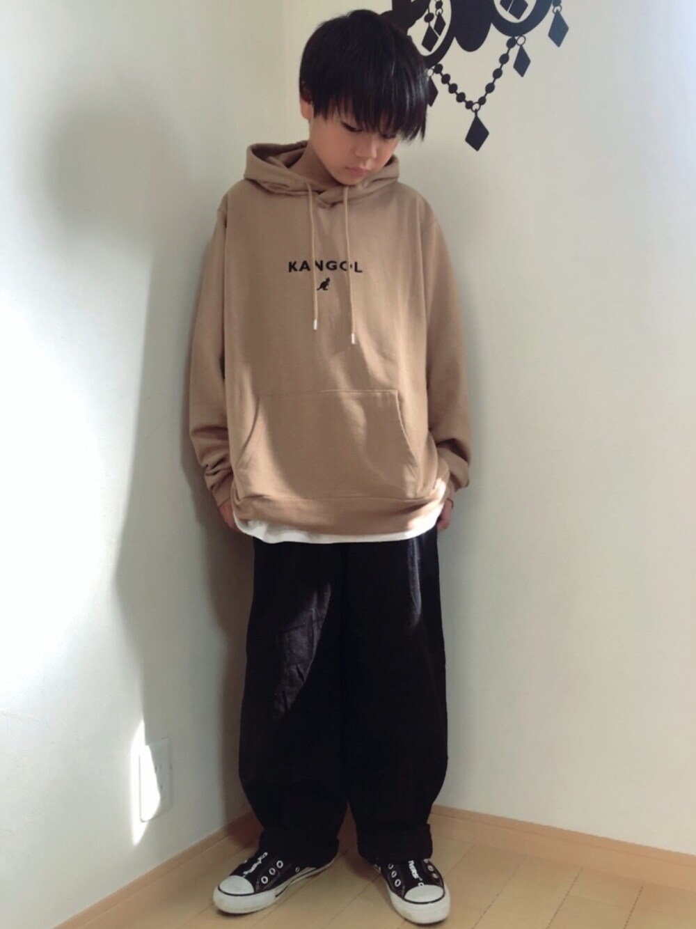 「シンプル、小学生、パーカー、カンゴール、ヒザデルパンツ、ベージュ×ブラック、ゆるコーデ、コンバース、冬色フェス2019」｜「devirockのヒザデルパンツ（その他パンツ、ブラック系）」を使った、ma☺︎caさん（キッズ・150cm）の秋コーディネートの1枚目の写真