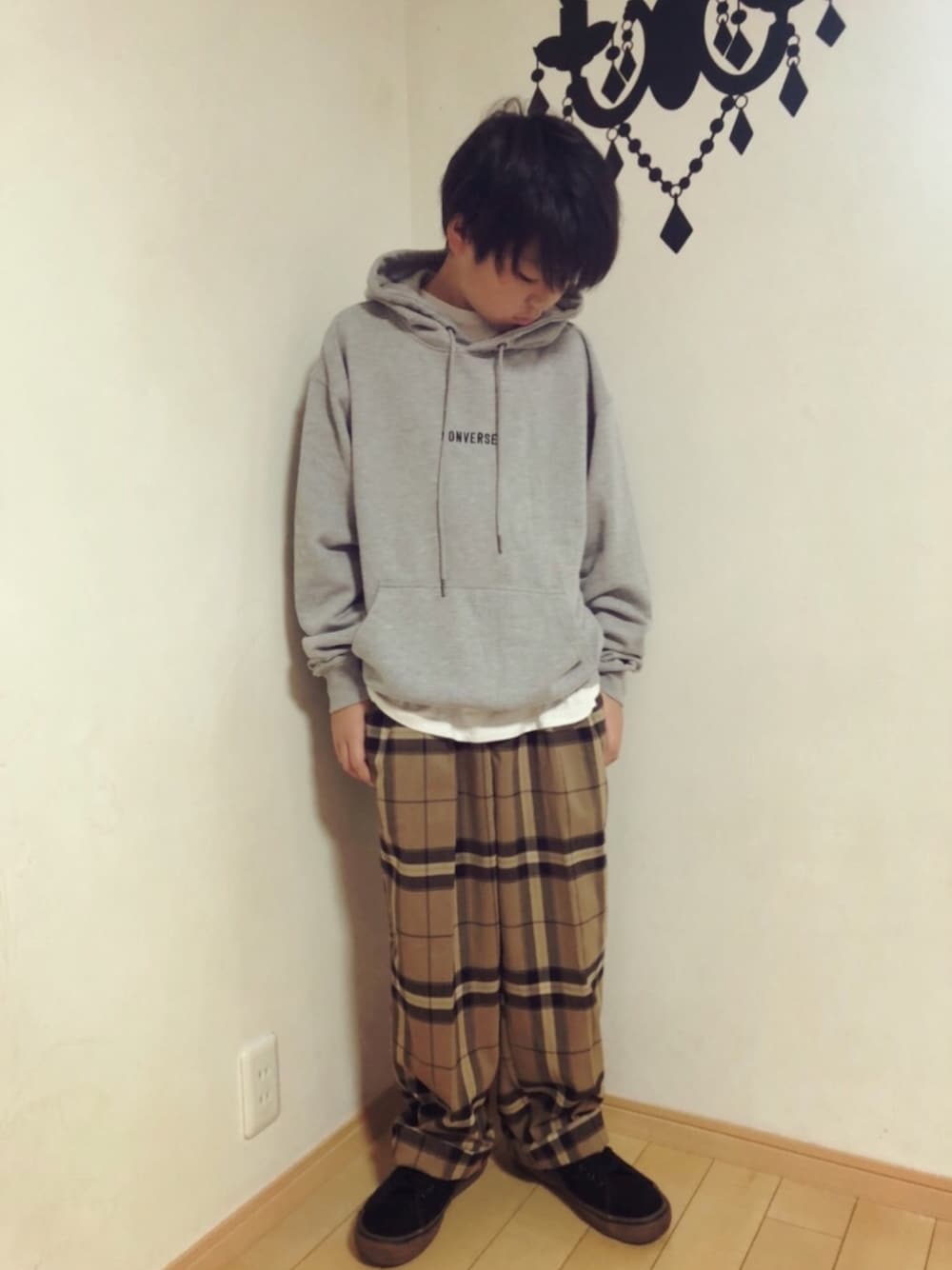 「秋コーデ、男の子、ビッグシルエット、チェックパンツ、パーカー グレー、VANS、スニーカー、小学生、ゆるコーデ」｜「VANSのVANS ヴァンズ AV CLASSIC PRO AV クラシック プロ VN0A38C2B9M BLACK/GUM（スニーカー、ブラック系）」を使った、ma☺︎caさん（キッズ・150cm）の秋コーディネートの1枚目の写真