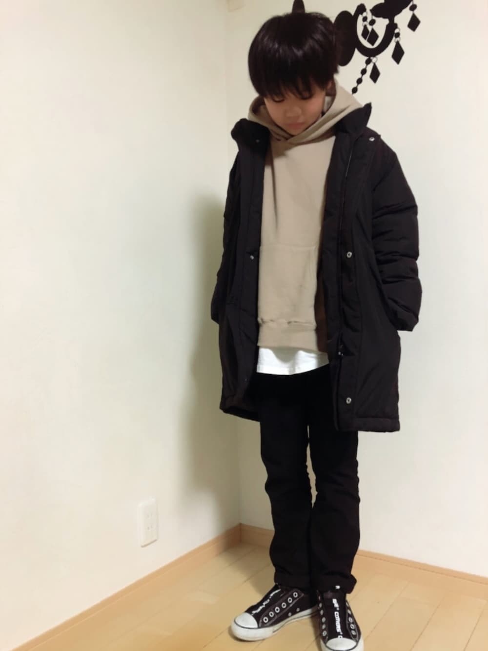 「冬コーデ、おとこのこ、小学生、モンスターパーカー、ベージュ×ブラック、ストレートパンツ、コンバース、レイヤードパーカー、もうすぐ中学生」｜「devirockのスウェットレイヤード長袖プルパーカー（パーカー、ベージュ系）」を使った、ma☺︎caさん（キッズ・150cm）の冬コーディネートの1枚目の写真