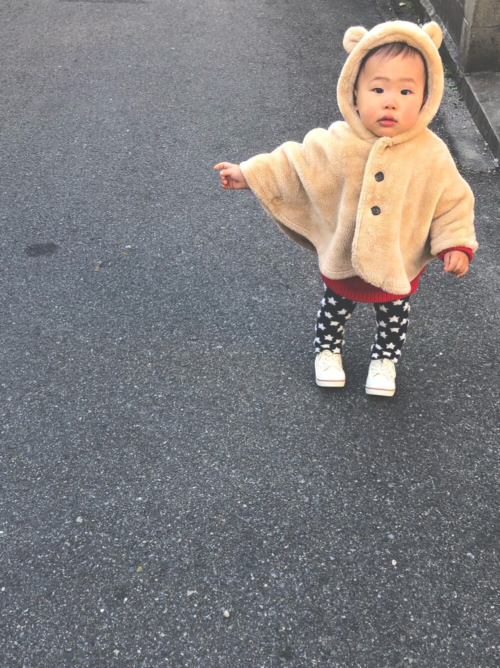 「むすこーで、おとこのこ、1歳、1歳4ヶ月、冬コーデ、キッズコーデ、男の子コーデ、もこもこ」｜「赤ちゃん本舗のアイテム（ポンチョ、ブラウン系）」を使った、glicoさん（キッズ・80cm）の冬コーディネートの1枚目の写真