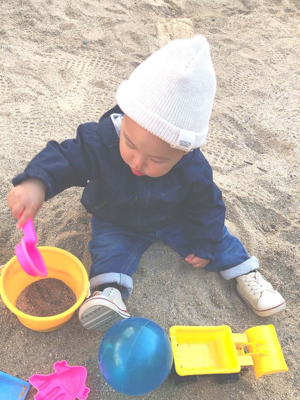 「むすこーで、おとこのこ、1歳、1歳5ヶ月、公園、キッズファッション、kids、男の子、kidsfashion」｜「CIAOPANIC TYPYのカラーニットワッチ（ニットキャップ/ビーニー、ベージュ系）」を使った、glicoさん（キッズ・80cm）の春コーディネートの1枚目の写真