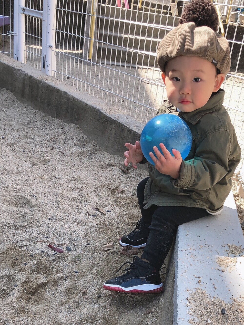 「むすこーで、おとこのこ、春コーデ、キッズファッション、公園スタイル、シンプル、1歳、1歳5ヶ月」｜「赤ちゃん本舗のアイテム（ハンチング/ベレー帽、ブラウン系）」を使った、glicoさん（キッズ・80cm）の春コーディネートの1枚目の写真