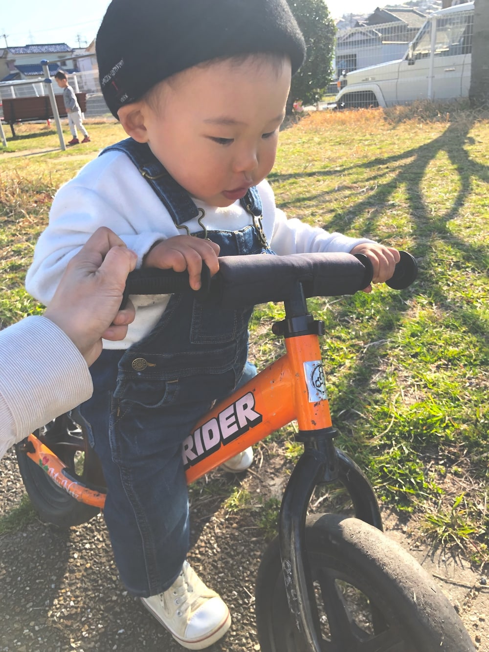 「むすこーで、おとこのこ、1歳、1歳6ヶ月、1歳半、公園、ストライダー」｜「babyGAPのアイテム（オールインワン・サロペット、ブルー系）」を使った、glicoさん（キッズ・90cm）の春コーディネートの1枚目の写真