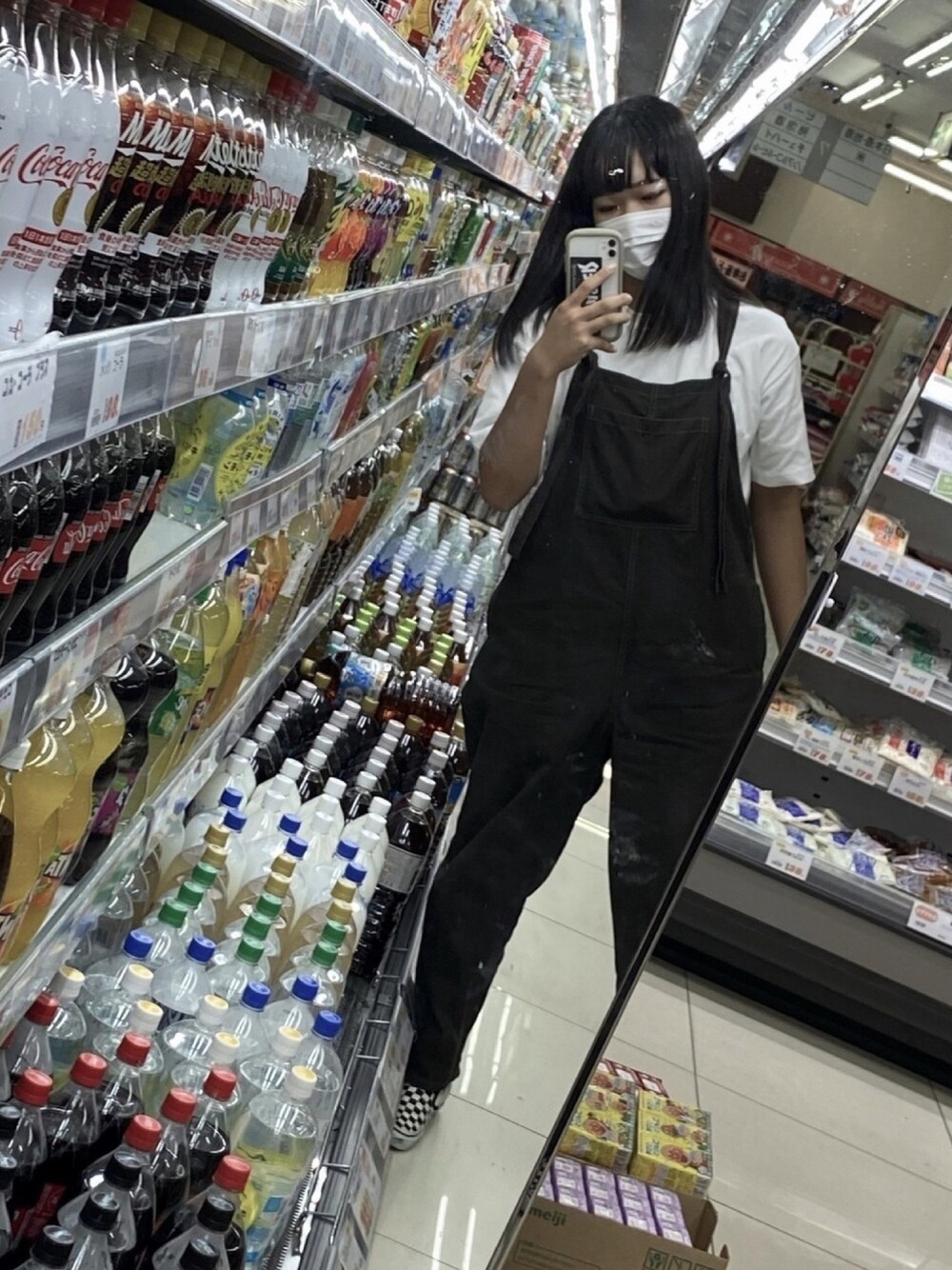 「カジュアルコーデ、スーパー、オーバーオール、オーバーサイズ、メンズライク」｜「UNIQLOのコットンオーバーサイズチュニック(半袖)（Tシャツ/カットソー、ホワイト系）」を使った、ユウさん（レディース・167cm）の夏コーディネートの1枚目の写真