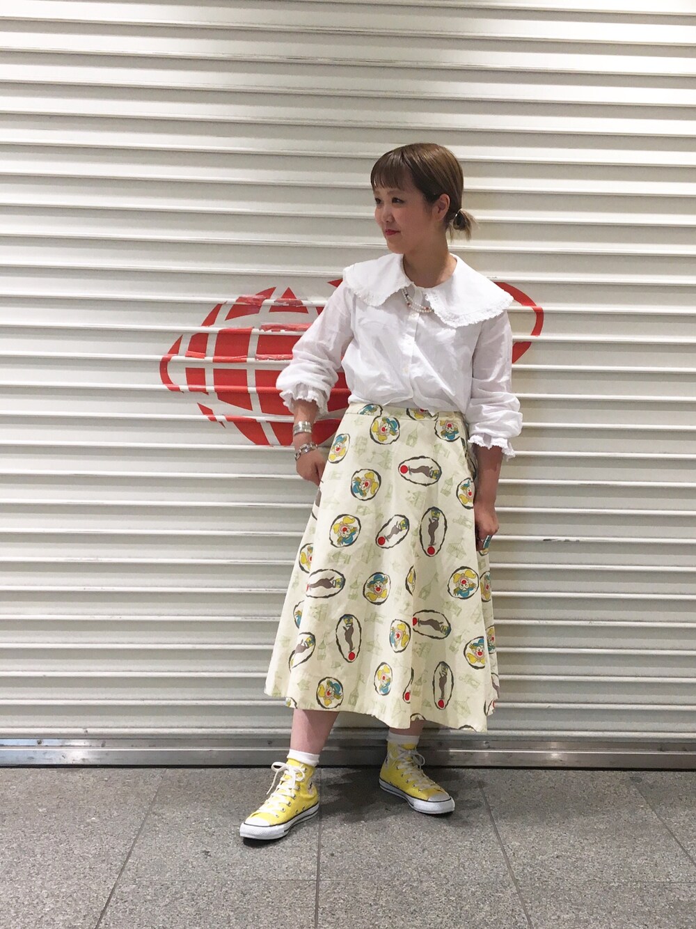 「フレアスカート、カジュアル、outfit、白トップス、converse、ALL STAR、秋コーデ、beamsboy」｜「Ray BEAMSのRay BEAMS / ビックカラー クロップドブラウス（シャツ/ブラウス、ホワイト系）」を使った、ナカヨシ サキさん（レディース・157cm）の夏コーディネートの1枚目の写真