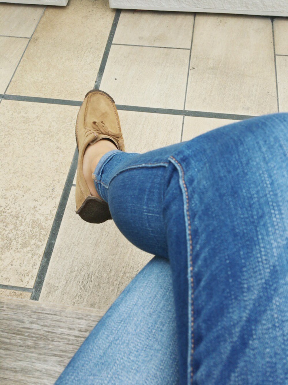「カジュアル、ガチニー、スキニーデニム、ドライビングシューズ、natalie、clarks、ブルーデニム、モカシン」｜「American Eagleのジェギング（デニムパンツ、その他）」を使った、Tomoさん（メンズ・164cm）の冬コーディネートの1枚目の写真