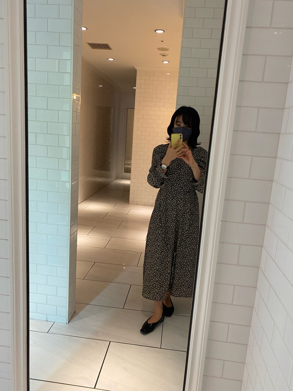 「オトナカジュアル、春、ワンピース、春カラー、柄ワンピース、デートスタイル（WOMEN）」｜「VISの袖ボリューム花柄シャーリングワンピース（ワンピース、ブラック系）」を使った、めぐみさん（レディース・164cm）の春コーディネートの1枚目の写真
