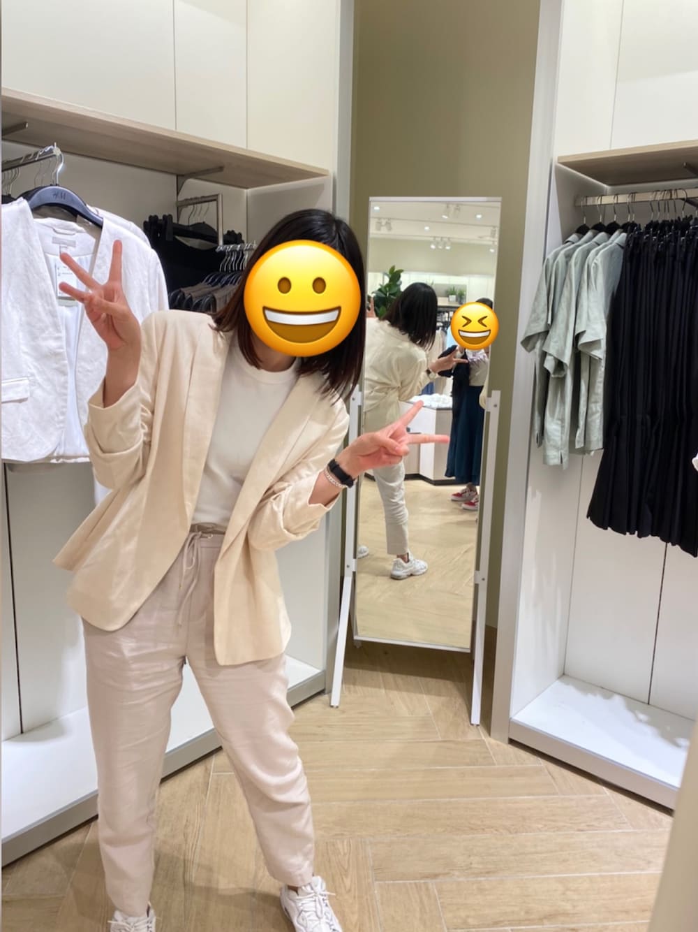 「大人カジュアル、シンプルコーデ、ootd、着回しコーデ、ホワイト、休日スタイル、スニーカー、おしゃれさんと繋がりたい、オトナカワイイ、H&M」｜「H&MのH&M - H&M+ ダブルブレストジャケット - ベージュ（テーラードジャケット、ベージュ系）」を使った、めぐみさん（レディース・165cm）の春コーディネートの1枚目の写真