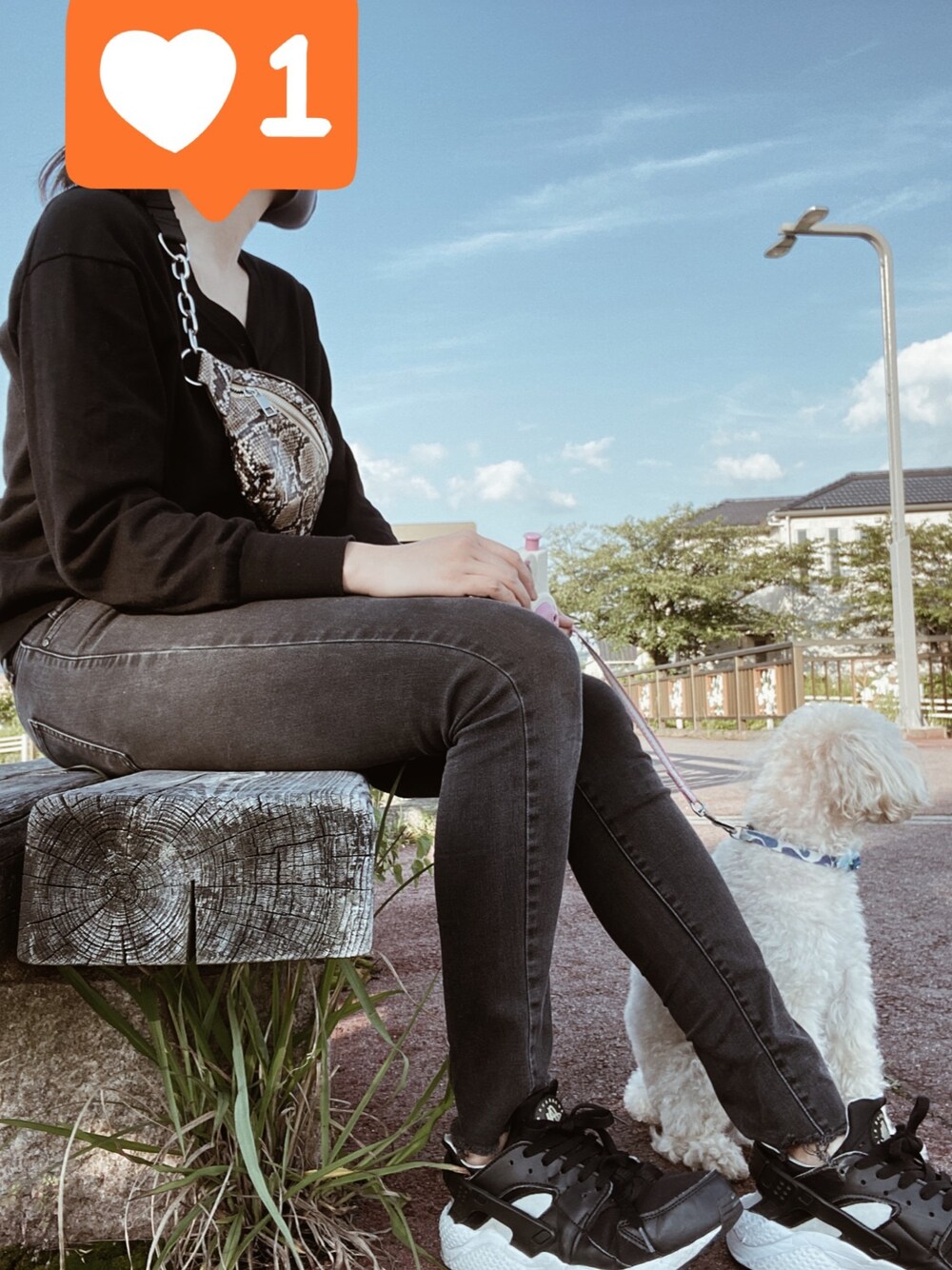 「いぬ♡、休日スタイル、オトナ女子、きれいめカジュアル、シンプル、デニム、ユニクロ、ユニクロコーデ、おしゃれさんと繋がりたい、いいね、save、フォローお願いします🤑」｜「UNIQLOのウルトラストレッチジーンズ（ダメージ）（デニムパンツ、ブラック系）」を使った、めぐみさん（レディース・165cm）の春コーディネートの1枚目の写真