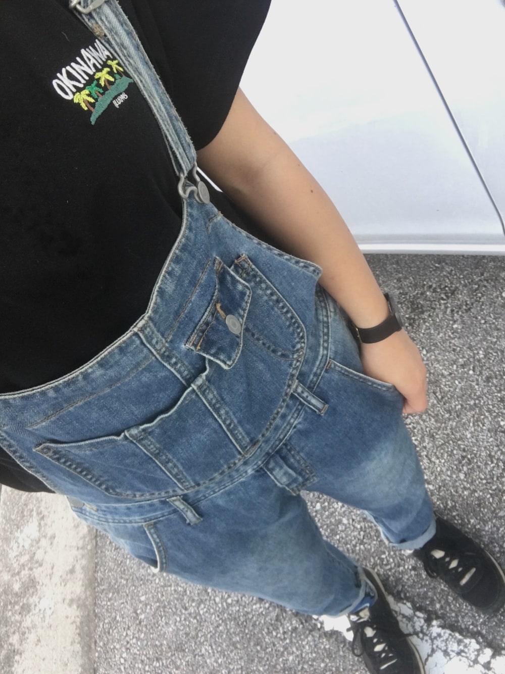 「サロペット、オーバーオール、Tシャツ、黒ﾃｨｰ、柄靴下、ナイキ、腕時計、ラフ、Okinawa」｜「lobbyのアイテム（ソックス/靴下、ブルー系）」を使った、はるさん（レディース・154cm）の夏コーディネートの1枚目の写真