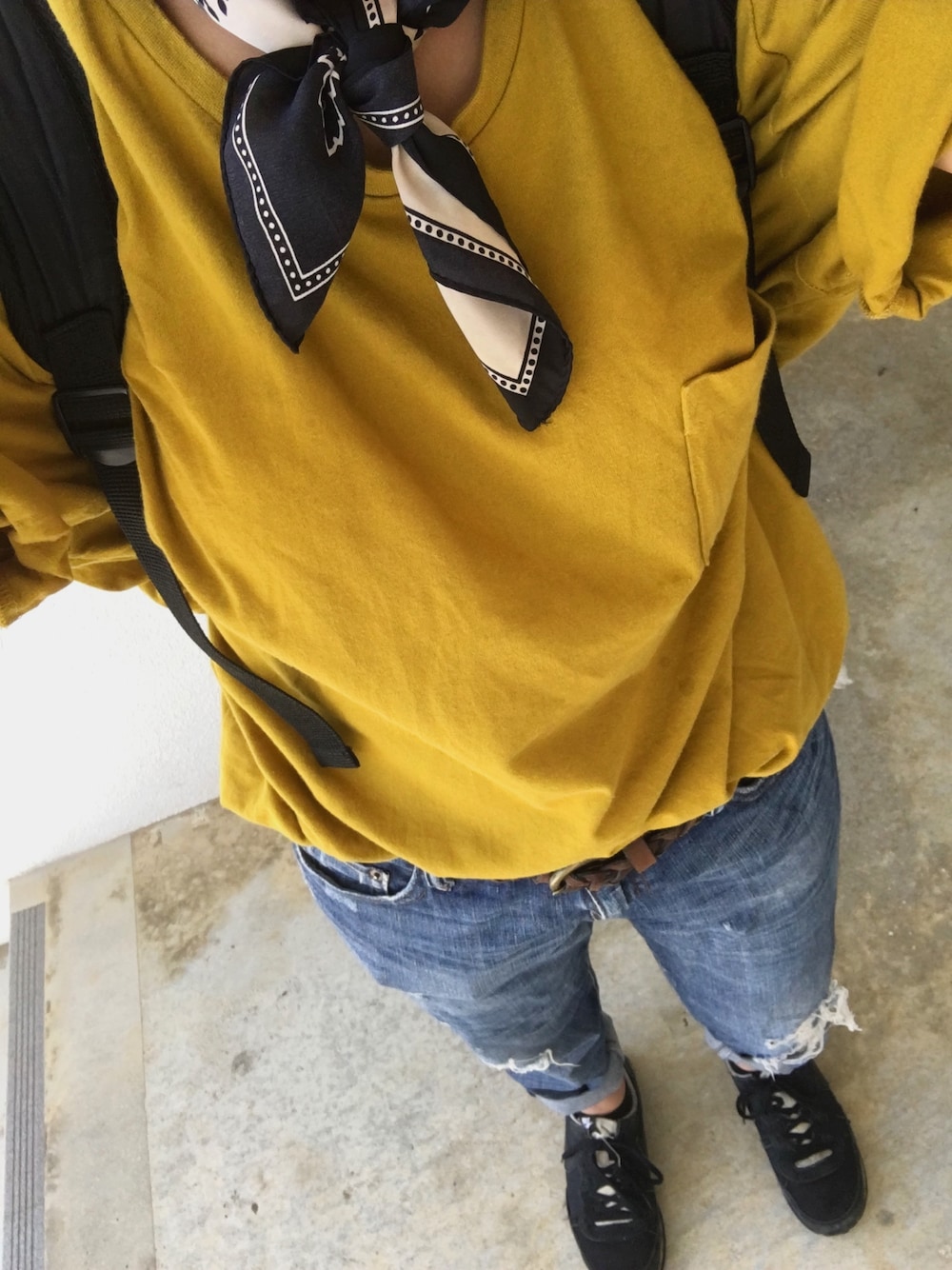「スカーフ、メンズＴシャツ、メンズライク、ジーパン、暑い」｜「SENSE OF PLACE by URBAN RESEARCHのポケットＴシャツ(半袖)（Tシャツ/カットソー、イエロー系）」を使った、はるさん（レディース・154cm）の夏コーディネートの1枚目の写真