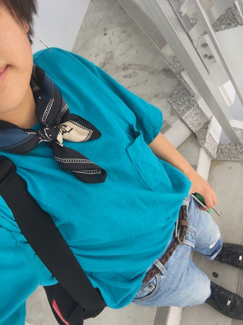 「古着、メンズライク、Levi's、スカーフ、派手色、ナイキ、バイトコーデ」｜「古着のアイテム（Tシャツ/カットソー、ブルー系）」を使った、はるさん（レディース・154cm）の夏コーディネートの1枚目の写真