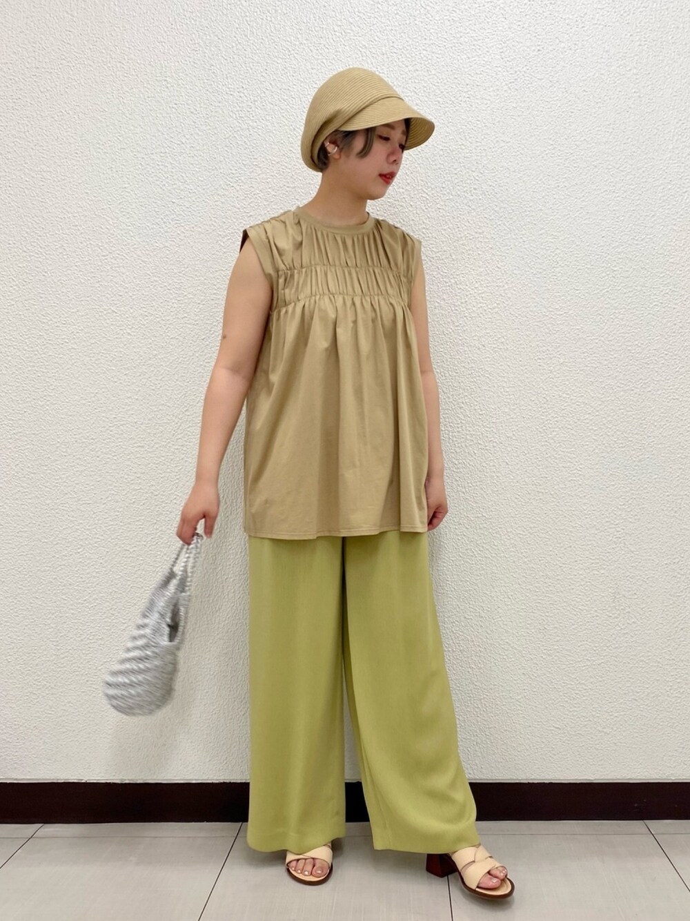 「ゆるコーデ、キレイめカジュアル、休日スタイル、ベージュ、夏、低身長コーデ、ぽっちゃり、Tシャツ/カットソー」｜「URBAN RESEARCH ROSSOのシャーリングカットソープルオーバー（Tシャツ/カットソー、ベージュ系）」を使った、shimaさん（レディース・152cm）の夏コーディネートの1枚目の写真