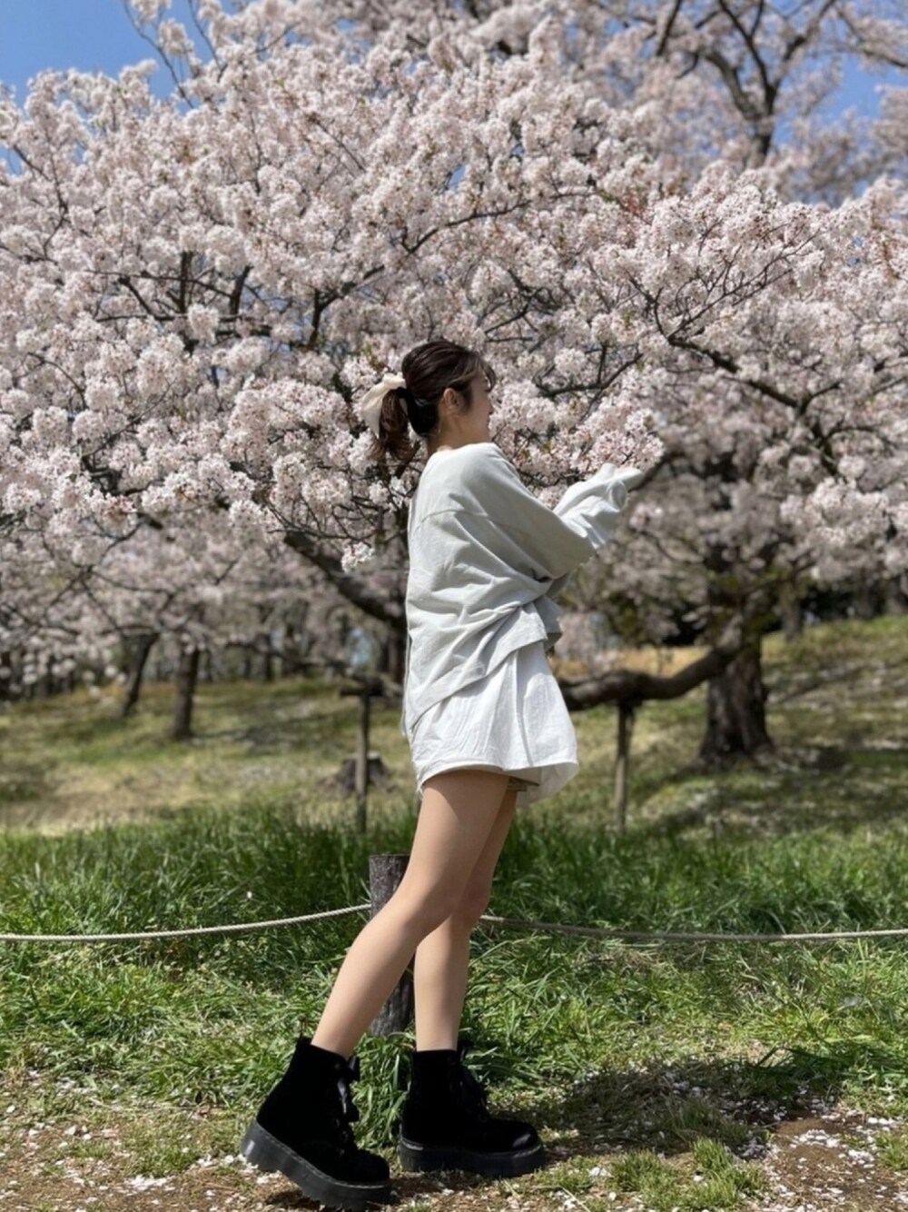 グリーン系のスウェット、ホワイト系のワンピース/ドレス、ホワイト系のその他パンツを着用したレディースの春コーディネートの1枚目の写真