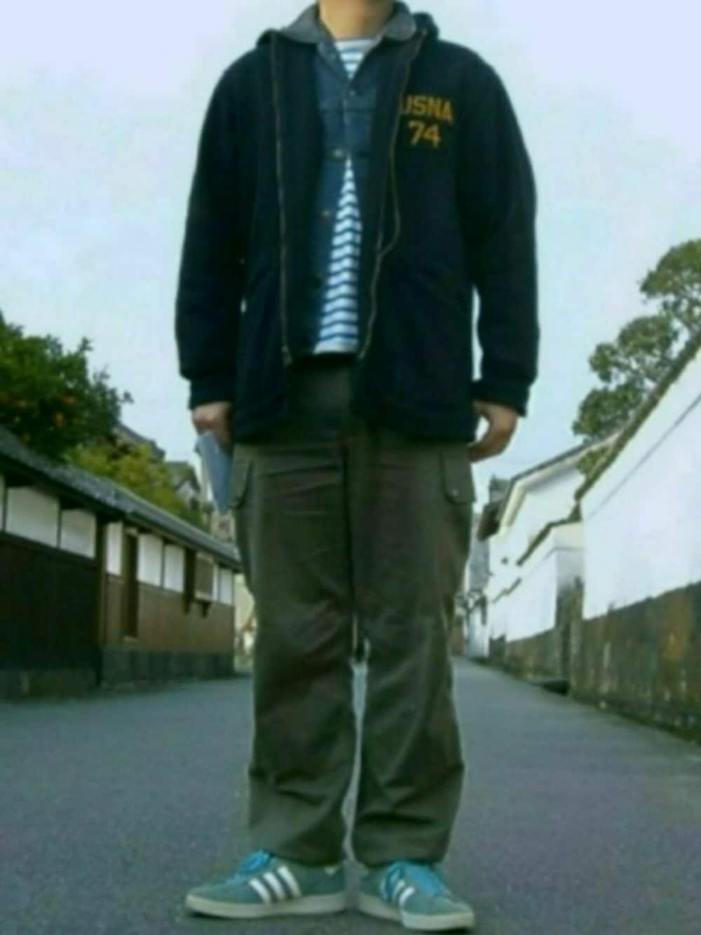 ホワイト系のTシャツ/カットソー、ブルー系のジャケット/アウター、ブルー系のジャケット/アウターを着用したメンズの春コーディネートの1枚目の写真