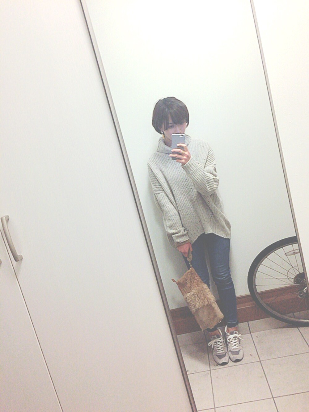 「カジュアル、シンプル、ラフ、スニーカー、TODAYFUL、寒い、きりっぱなし、スキニーデニム、タートルネック、たぼだぼ」｜「no brandのアイテム（ピアス（両耳用）、イエロー系）」を使った、Merbさん（レディース・158cm）の冬コーディネートの1枚目の写真
