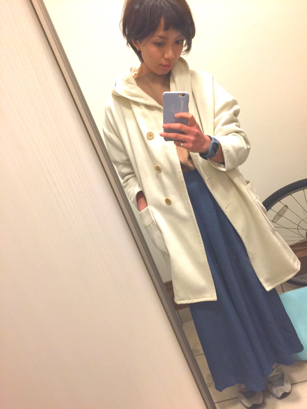 「おんまゆ、マッシュ、マッシュルームショートヘアー、シンプル、デニムパンツ、白、ガウチョパンツ、New Balance、スニーカー」｜「GLOBAL WORKのＢＩＧフードコート（ジャケット/アウター、ホワイト系）」を使った、Merbさん（レディース・158cm）の冬コーディネートの1枚目の写真