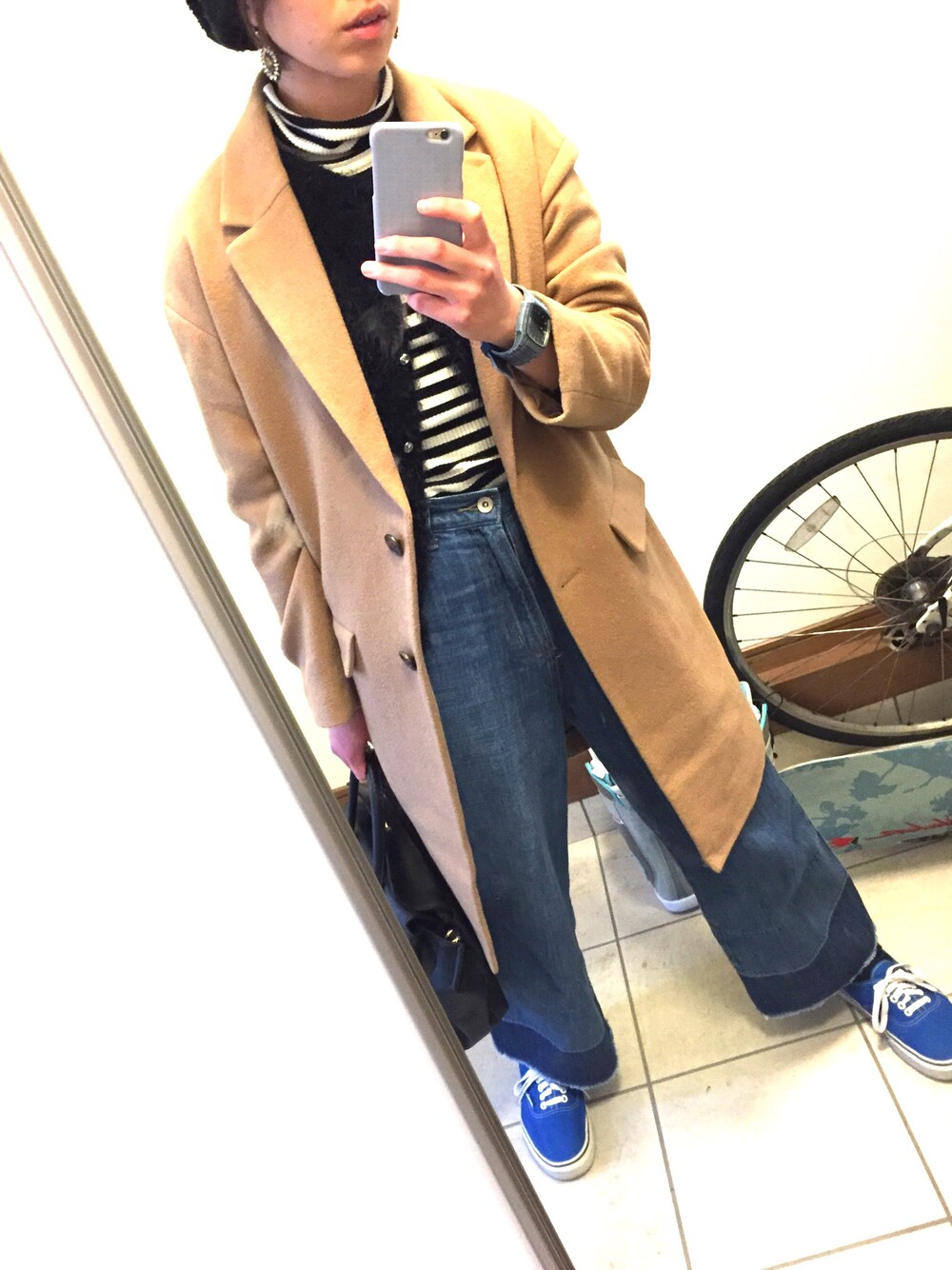 「休日スタイル、パンツスタイル、仁王立ち、ロングコート、スニーカー、デニムガウチョパンツ、ニットベレー、おおぶりピアス、TODAYFUL」｜「UNIQLOのアイテム（ジャケット/アウター、ベージュ系）」を使った、Merbさん（レディース・158cm）の冬コーディネートの1枚目の写真
