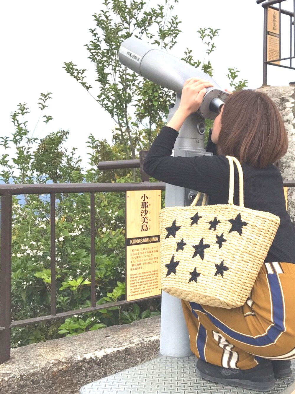 「シンプル、大人カジュアル、スニーカーコーデ、黒、ブラック、柄パンツ、柄ガウチョ、日帰り旅行、宮島、広島」｜「UNIQLOのアイテム（ニット/セーター、ブラック系）」を使った、Merbさん（レディース・158cm）の春コーディネートの1枚目の写真