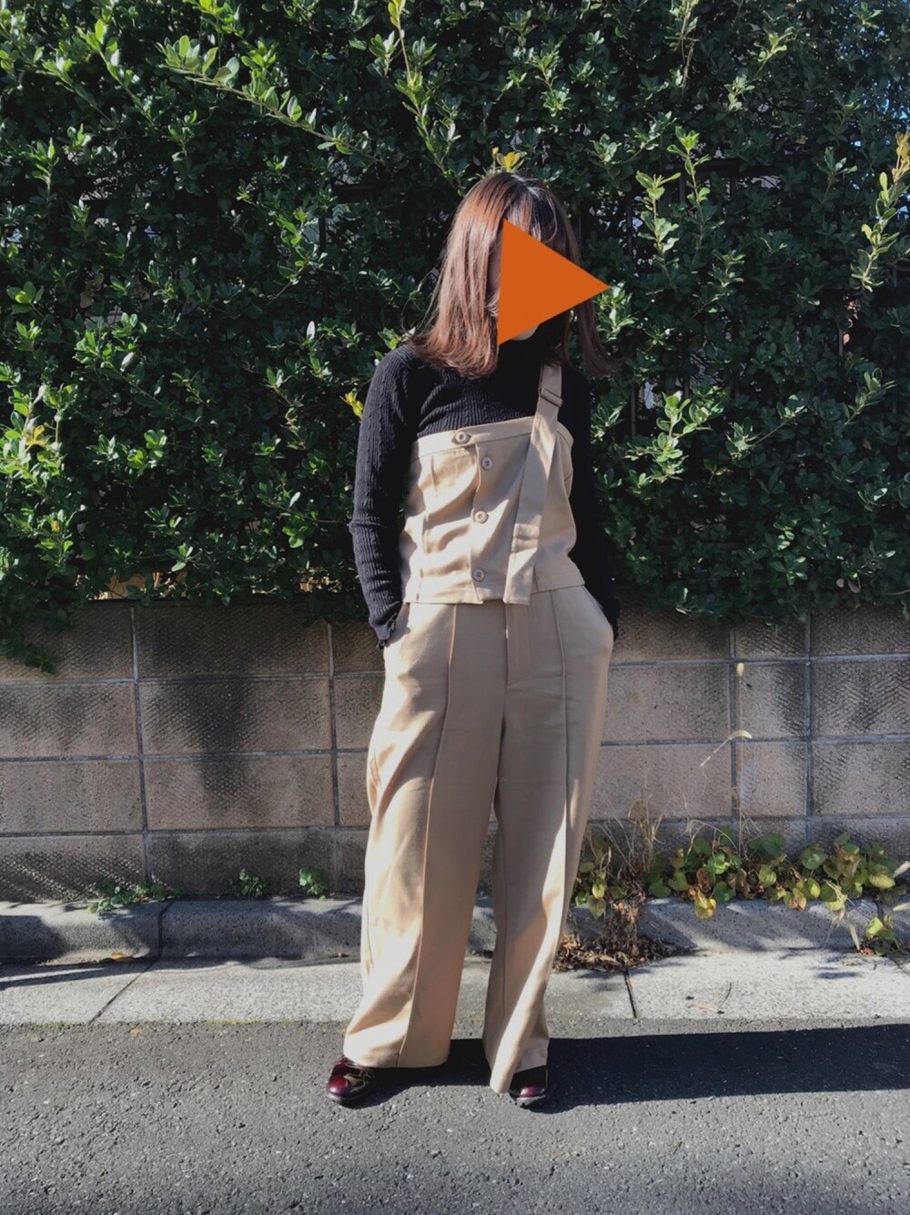 「MERLOTのワンショルダービスチェ×タックワイドパンツセットアップ2326（セットアップ、ベージュ系）」を使った、ともじろうさん（レディース・156cm）の冬コーディネートの1枚目の写真
