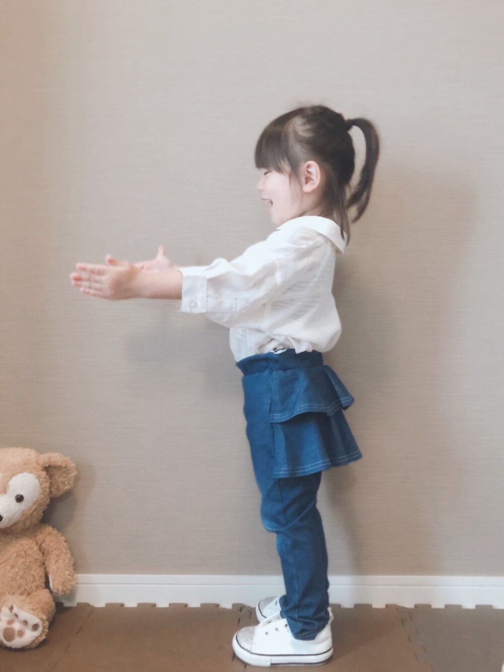 「女の子コーデ、キッズコーデ、ビールーム、バースデイ、シンプルコーデ、スニーカーコーデ、デニムパンツ、シアーシャツ、おしゃれさんと繋がりたい」｜「b・ROOMの【WEB限定】バックフリル付きレギンスパンツ（デニムパンツ、ブルー系）」を使った、✿KURiMi✿さん（キッズ・90cm）の夏コーディネートの1枚目の写真