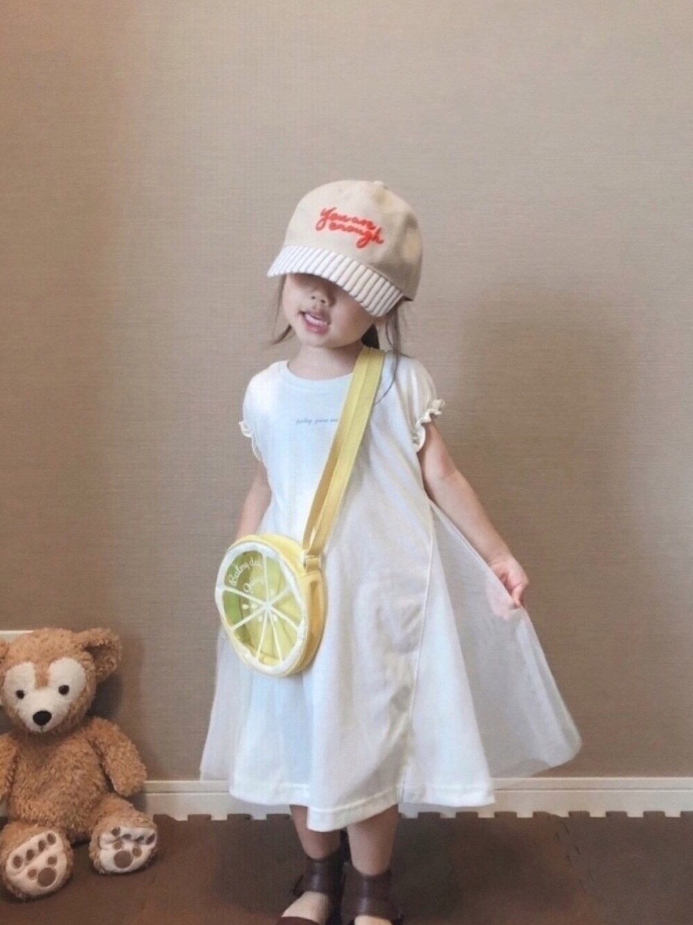 「サンダル、キッズファッション、女の子コーデ、キャップ、ワンピース、おしゃれさんと繋がりたい」｜「green label relaxingのGLR バックリボンキャップ/ ツバ切り替え（キャップ、レッド系）」を使った、✿KURiMi✿さん（キッズ・90cm）の夏コーディネートの1枚目の写真