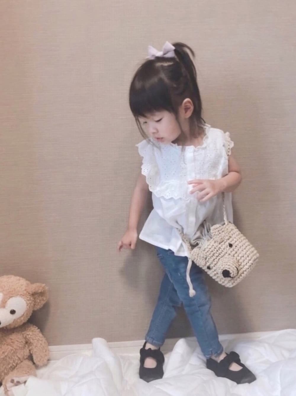 「カジュアルコーデ、シンプル、キッズファッション、プチプラコーデ、女の子、ブラウス、バースデイ、デニム、おしゃれさんと繋がりたい」｜「GLOBAL WORKの【キッズ】レースハイネックブラウス/ノースリーブ/840119（シャツ/ブラウス、ホワイト系）」を使った、✿KURiMi✿さん（キッズ・90cm）の夏コーディネートの1枚目の写真