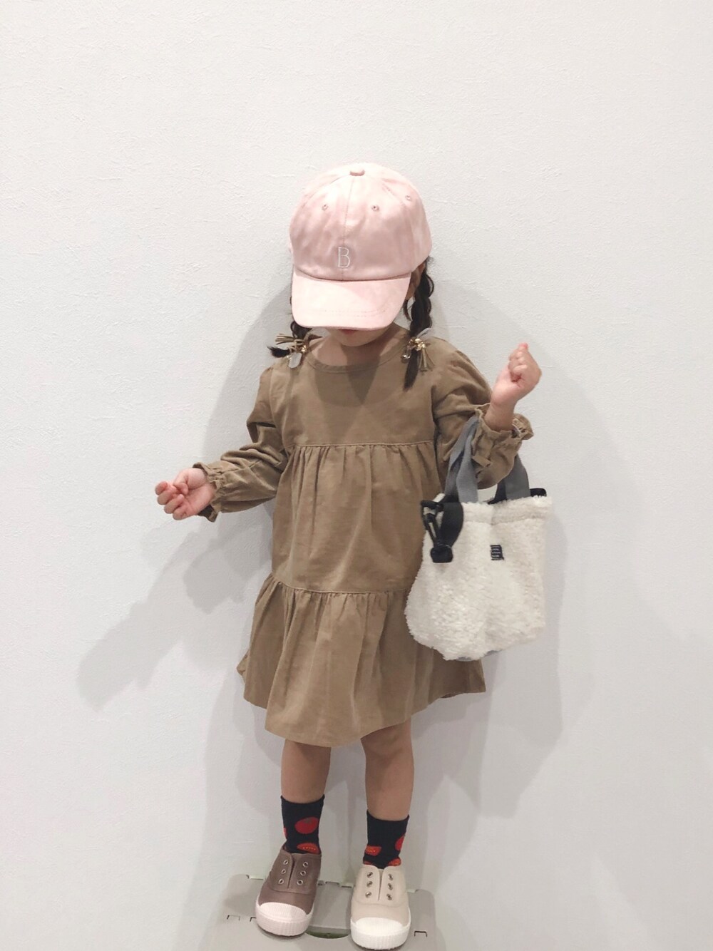 「キッズコーデ、秋服、コーデュロイ、キャップ、スリッポン、ワンピース、プチプラ、ダイソー、女の子、3歳」｜「西松屋のアイテム（キャップ、ピンク系）」を使った、✿KURiMi✿さん（キッズ・90cm）の秋コーディネートの1枚目の写真