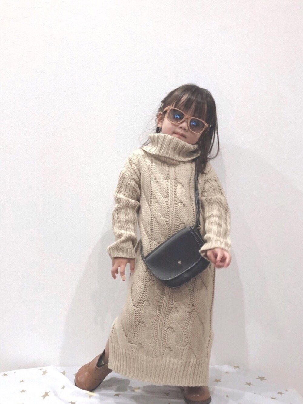 「キッズファッション、女の子、秋コーデ、秋のカフェオレコーデ、ニット、ニットワンピース、ケーブルニット、ショルダーバッグ、ポシェット、ブーツ」｜「♡のアイテム（ワンピース、ベージュ系）」を使った、✿KURiMi✿さん（キッズ・90cm）の秋コーディネートの1枚目の写真