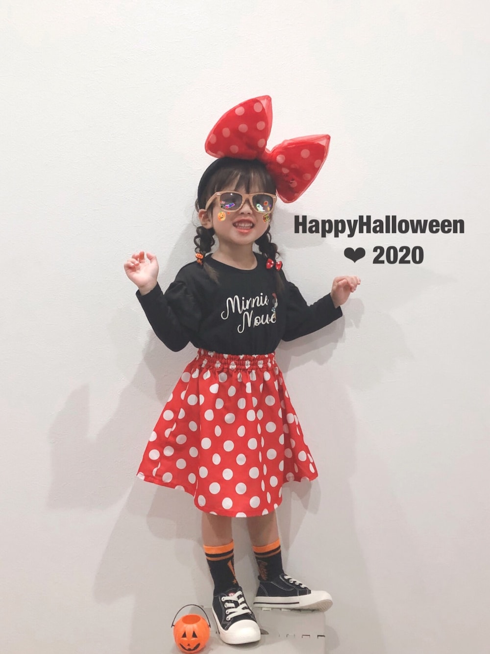 「wearhalloween2020、キッズファッション、女の子、プチプラコーデ、ワンピース、スニーカー、ディズニー、ミニー、ミニーちゃん、ミニーコーデ」｜「Birthdayのアイテム（ワンピース/ドレス、ブラック系）」を使った、✿KURiMi✿さん（キッズ・90cm）の秋コーディネートの1枚目の写真