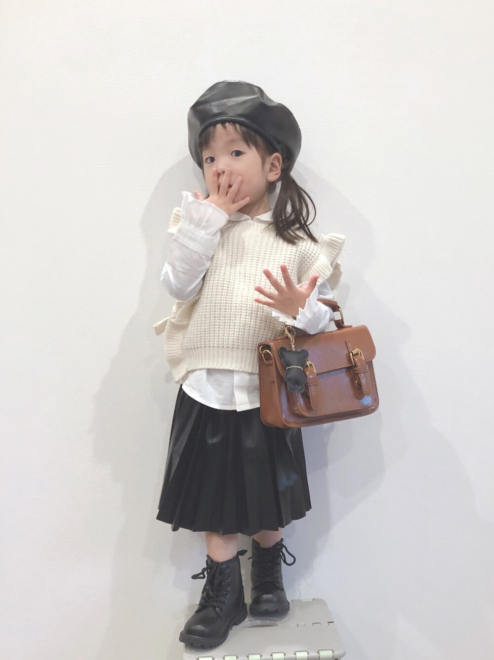 「レザーLOVEスナップ、秋冬コーデ、モノトーン、レイヤードスタイル、レザー、ニットベスト、白ニット、ベレー帽、レースアップシューズ、ブーツ」｜「yurica★takuちゃん❤️のアイテム（その他、その他）」を使った、✿KURiMi✿さん（キッズ・90cm）の秋コーディネートの1枚目の写真