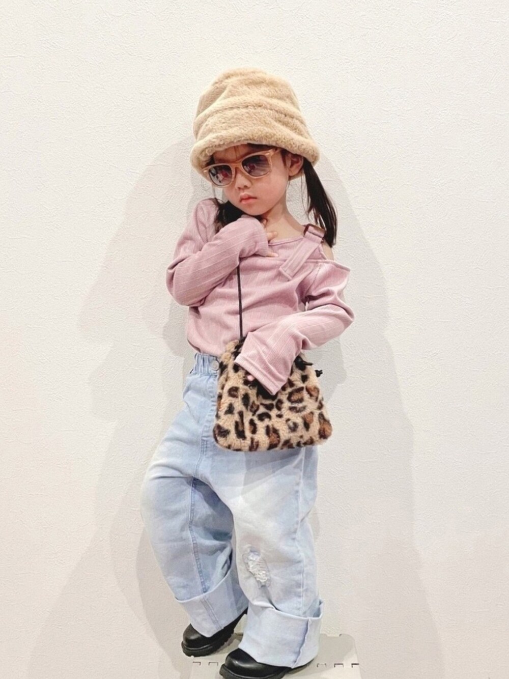 「春コーデ、カジュアルコーデ、休日スタイル、ワイドパンツ、ワンショルダー、バケットハット、ダメージデニムパンツ、ポシェット、くすみカラー、ファーバッグ」｜「♡のアイテム（その他、その他）」を使った、✿KURiMi✿さん（キッズ・90cm）の冬コーディネートの1枚目の写真
