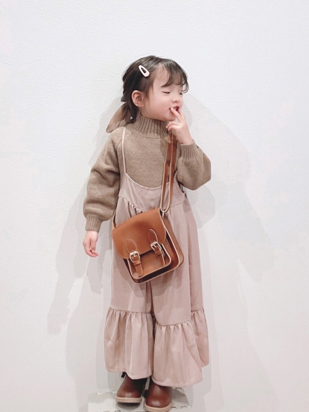 「チョコ色に染まれ、ブラウンコーデ、女の子コーデ、ニット、ショルダーバッグ、ブーツ、グローバルワーク(GLOBAL WORK)、3歳」｜「GLOBAL WORKの【キッズ】Hug meフワフワニットプルオーバー/885268（ニット/セーター、ブラウン系）」を使った、✿KURiMi✿さん（キッズ・90cm）の冬コーディネートの1枚目の写真