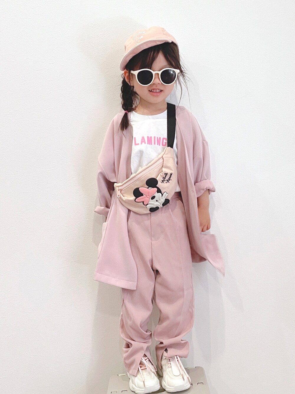 「本気のパー子、春コーデ、キャップ、ウエストポーチ、プチプラ、タックイン、主役はカラーパンツ、スニーカー、セットアップ、休日スタイル」｜「BREEZEのカラーロゴTシャツ（Tシャツ/カットソー、ピンク系）」を使った、✿KURiMi✿さん（キッズ・90cm）の春コーディネートの1枚目の写真