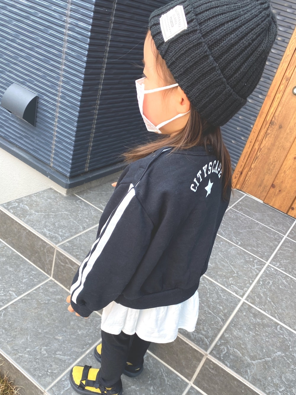 「カジュアルコーデ、キッズコーデ、春コーデ、kids、3歳」｜「jeans-b 2ndのJEANS-b 2nd/ジーンズベーセカンド STREETSトレーナー（スウェット、ブラック系）」を使った、はぐみさん（キッズ・90cm）の春コーディネートの1枚目の写真